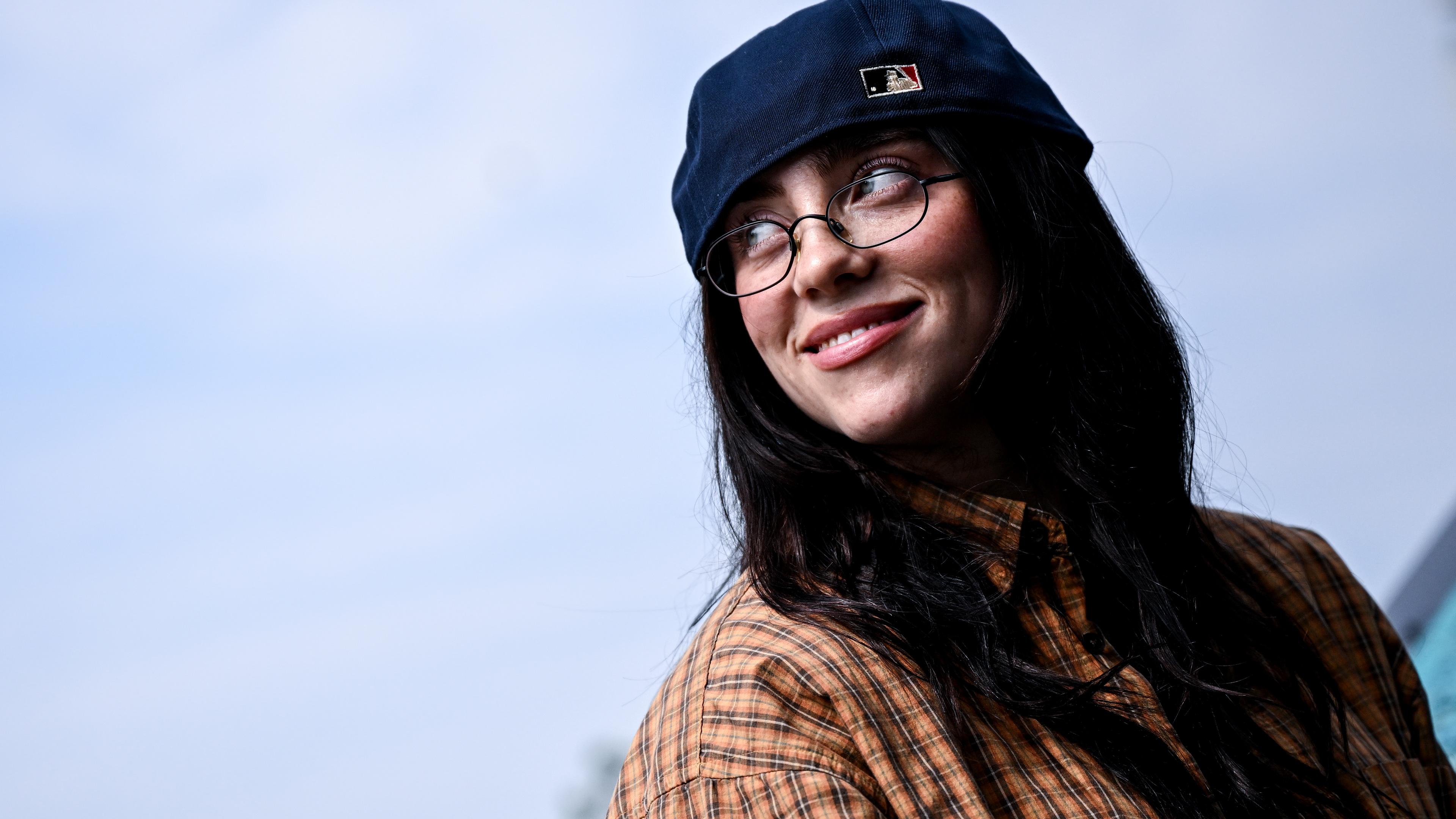 07.06.2024, Berlin: Die US-amerikanische Sängerin Billie Eilish lächelt bei ihrem Berlinbesuch. Die Künstlerin möchte bei einer Werbeaktion auf ihr neues Album "Hit me hard and soft" aufmerksam machen.