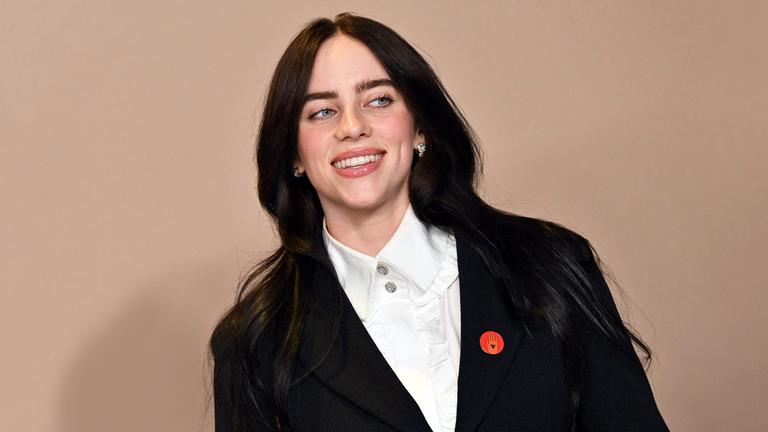 Die Sängerin Billie Eilish lächelnd