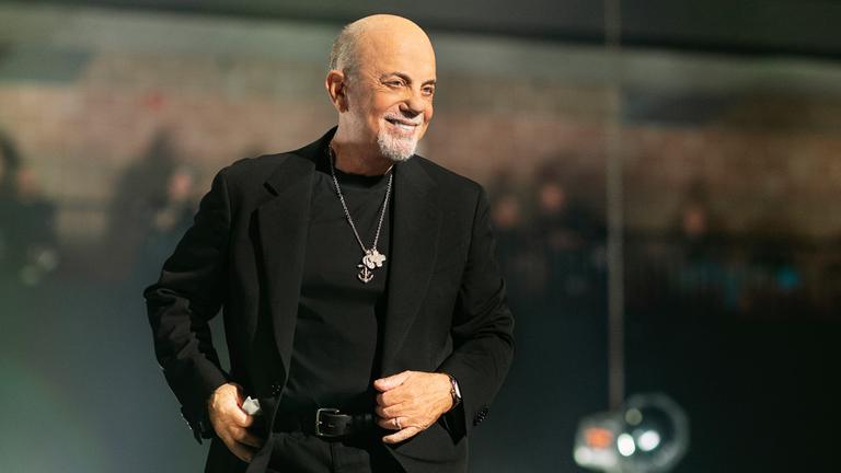 Billy Joel ist während eines seiner Konzerte zu sehen.
