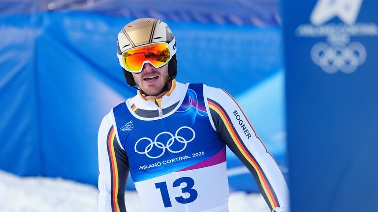 Bei den Olympische Winterspiele Mailand Cortina 2026 reagiert Billy Linus Straßer im Ziel des zweiten Slalom-Laufs der Männer.