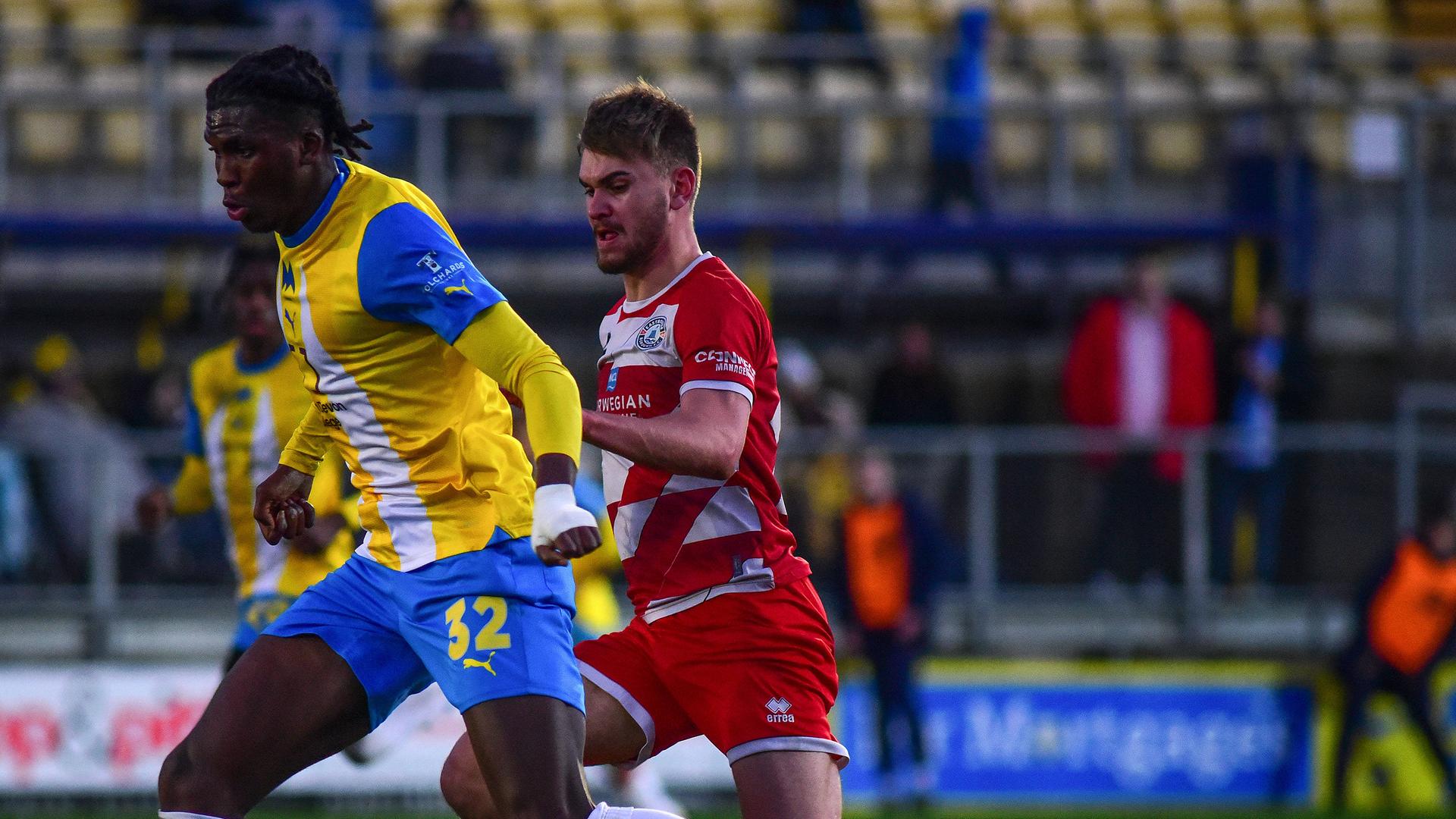 Fußballer Billy Vigar (rechts, Archivbild von 2024)