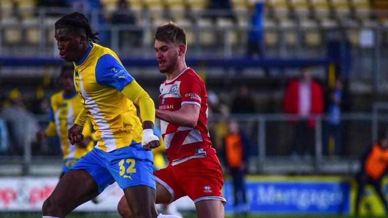 Fußballer Billy Vigar (rechts, Archivbild von 2024)