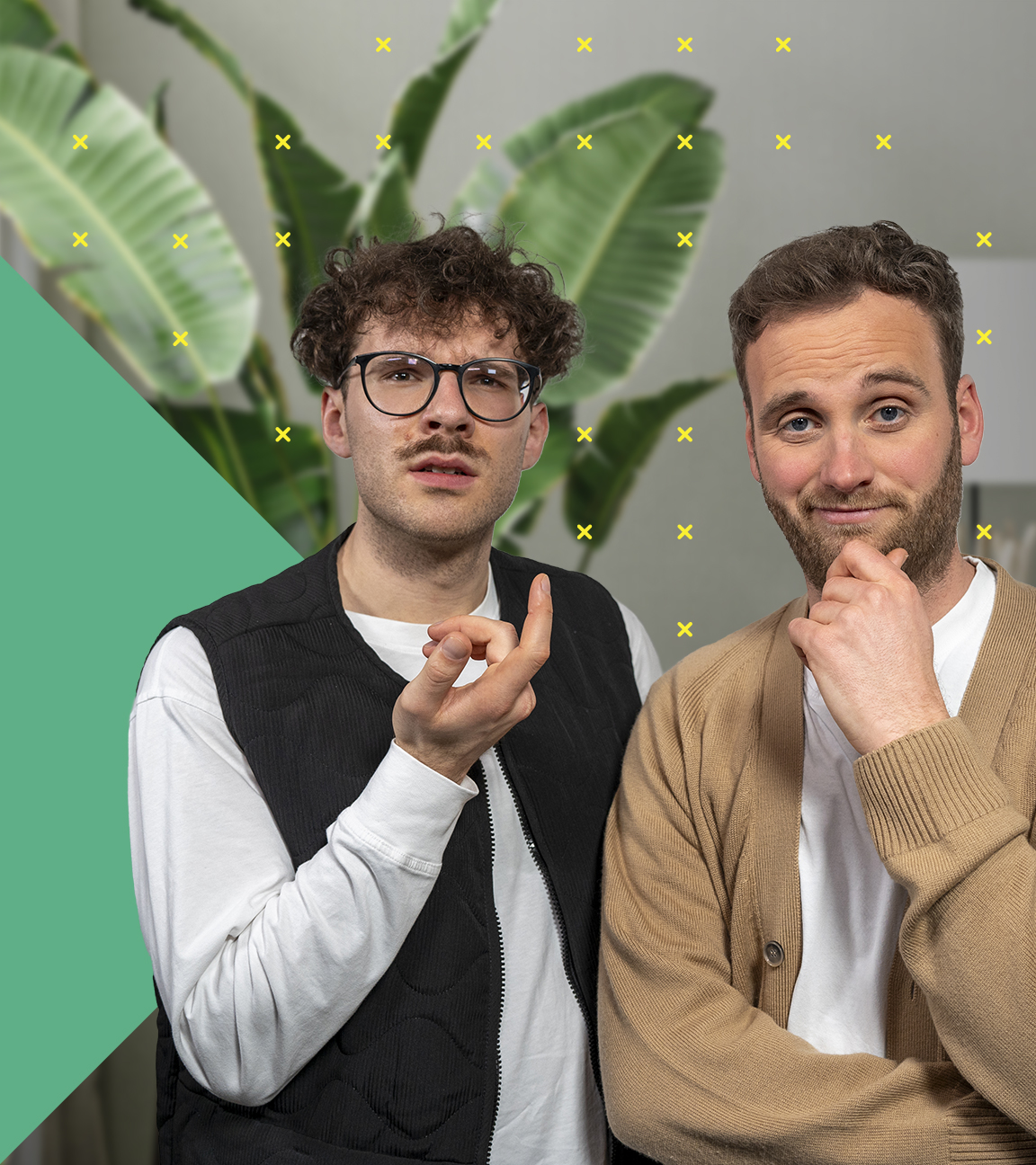 Dr. Leon Windscheid steht im Vordergrund und blickt nachdenklich in die Kamera. Neben ihm steht Max und gestikuliert. Im Hintergrund ist ein heller Raum mit Pflanzen und Möbeln zu sehen.