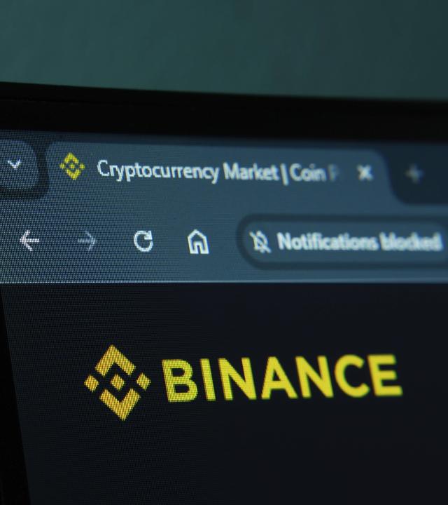 Nahaufnahme eines Computerbildschirms, der die Binance Weboberfläche anzeigt.