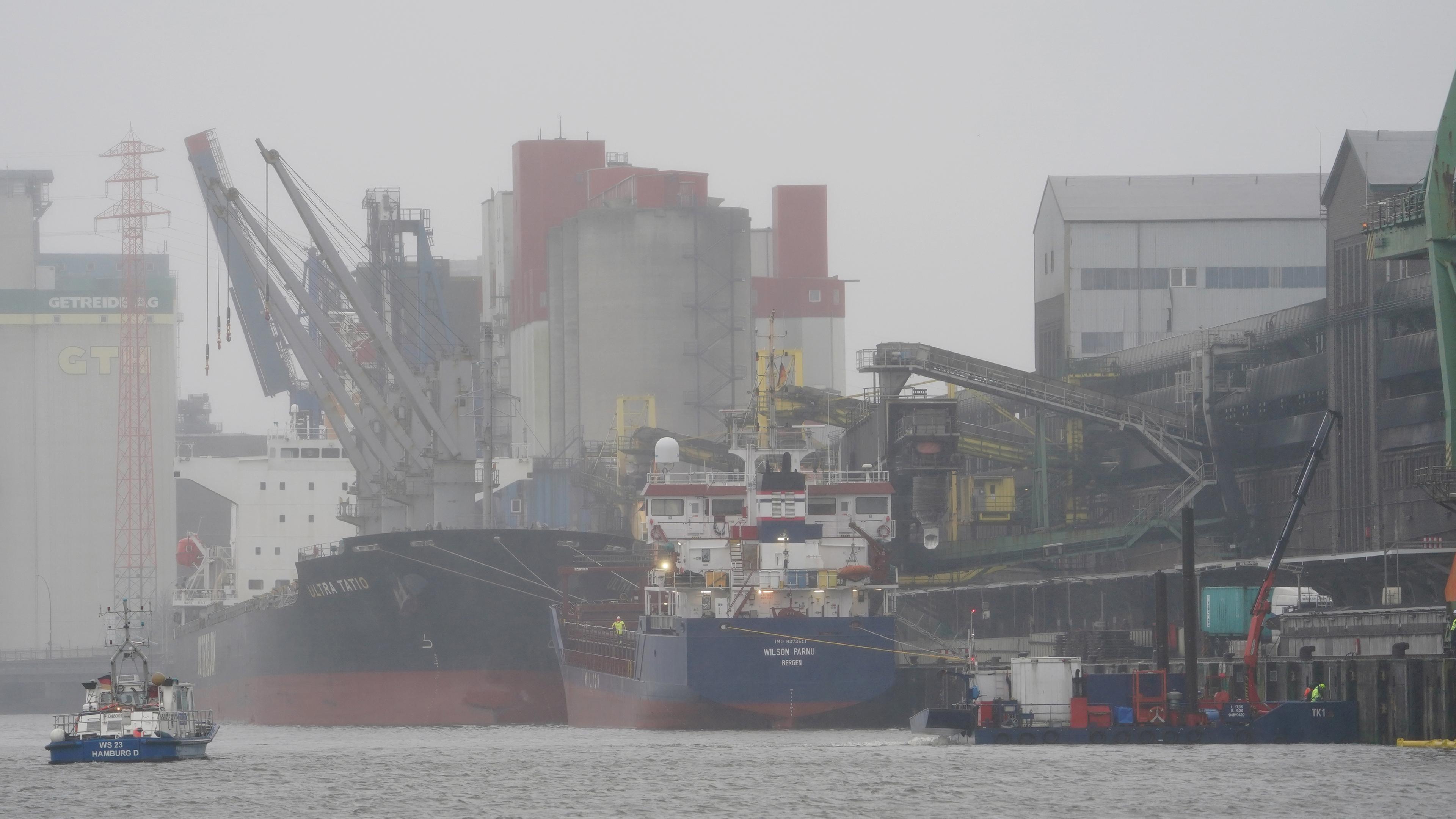 Ein Boot der Wasserschutzpolizei fährt auf der Rethe und sperrt die Zufahrt zum Blumensandhafen ab.