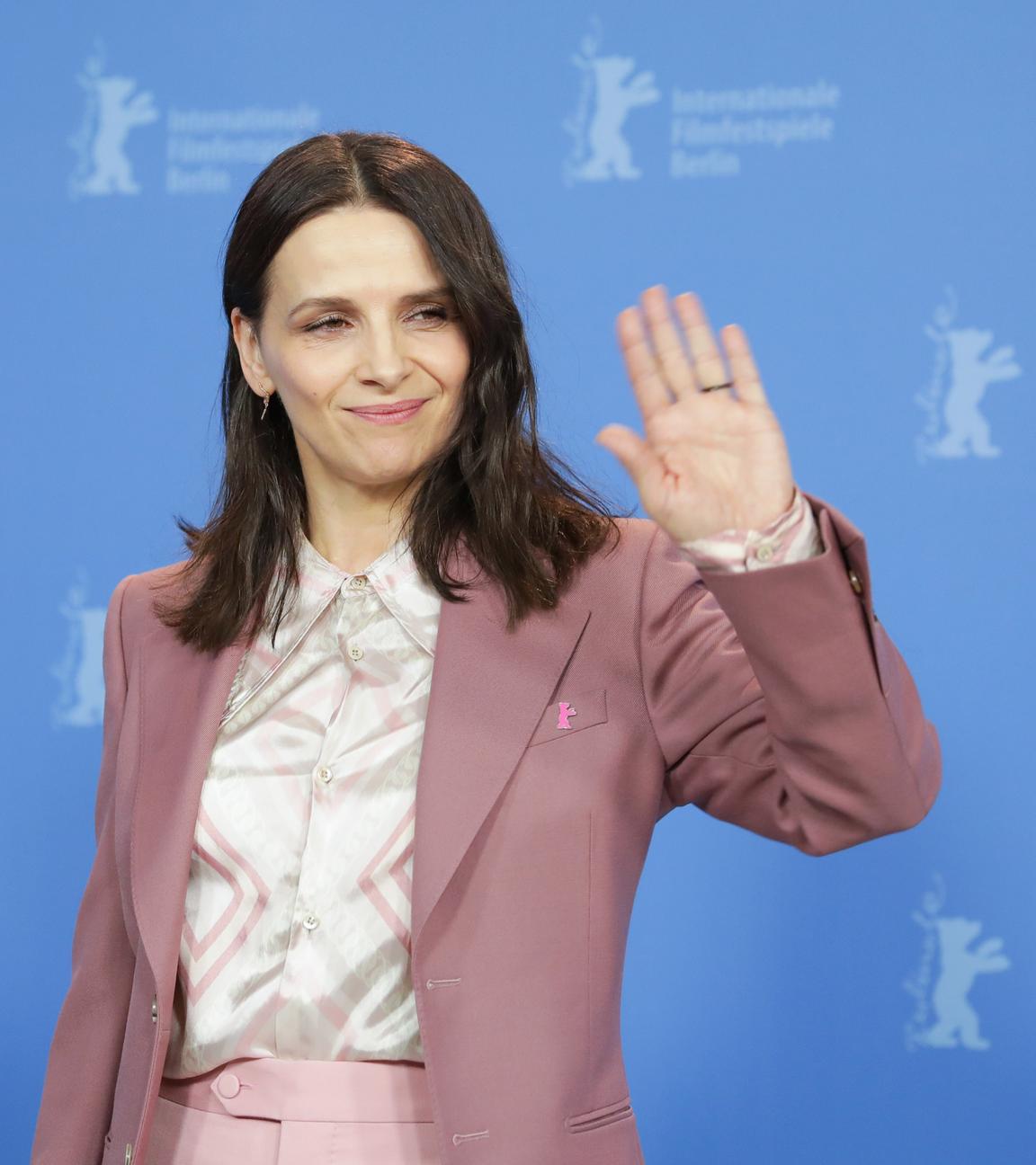 juliette binoche, schauspielerin, winkt beim photocall des films "celle que vous croyez" who do you think i am".