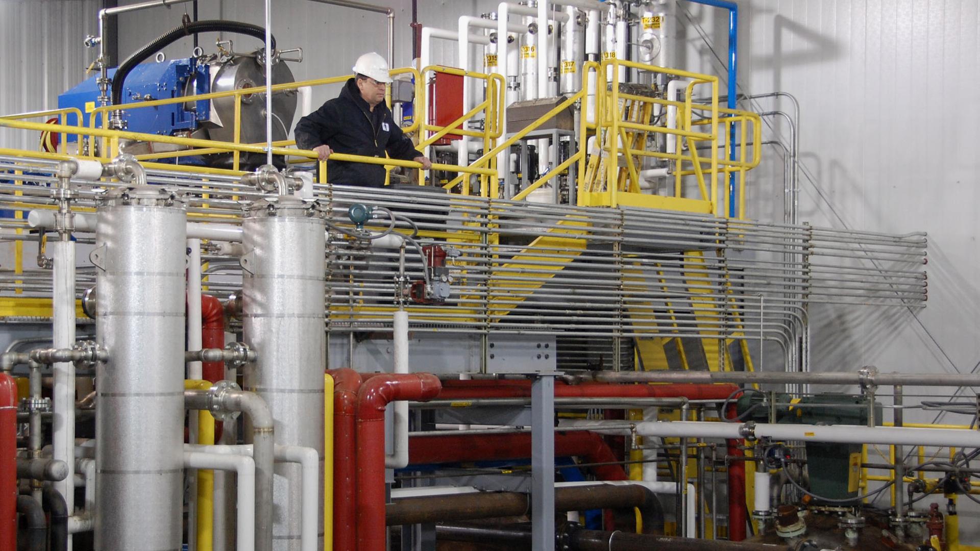 Ein Arbeiter in einer Ethanolfabrik in Schottland.