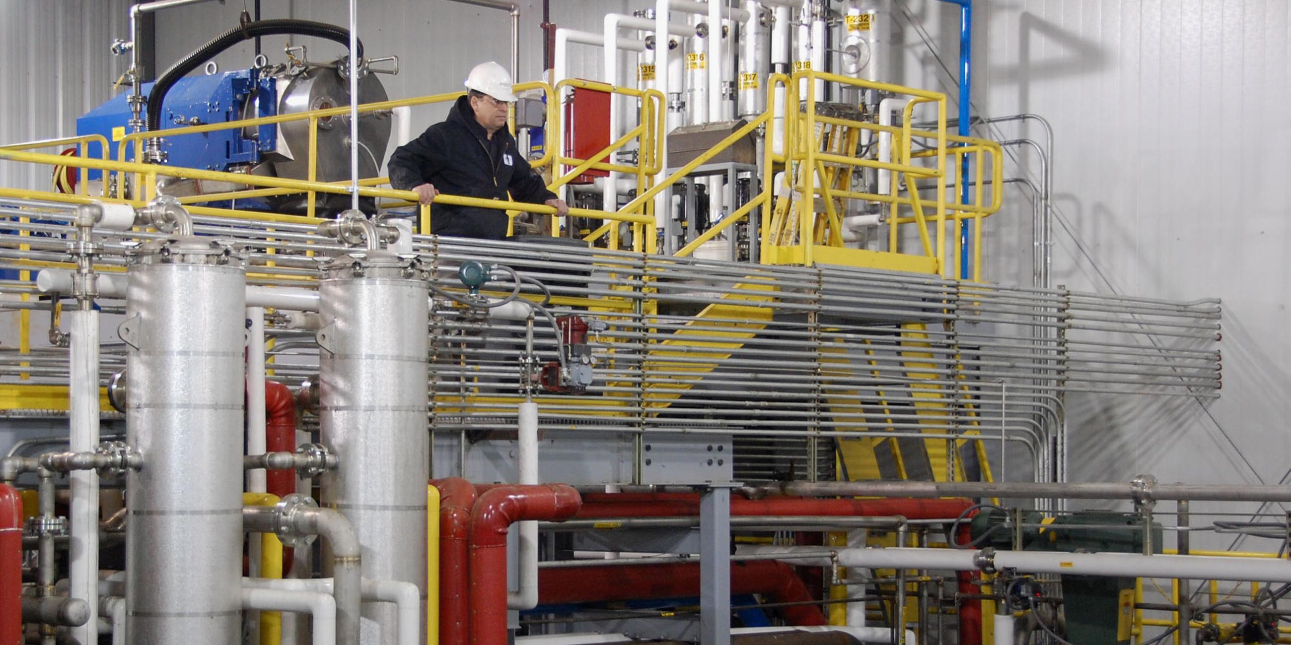 Ein Arbeiter in einer Ethanolfabrik in Schottland.