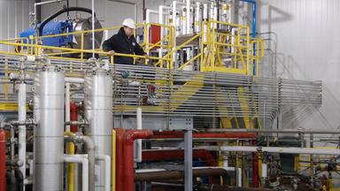 Ein Arbeiter in einer Ethanolfabrik in Schottland.