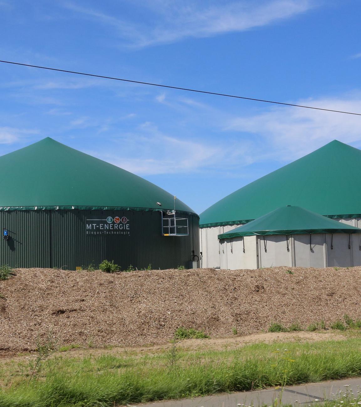 Eine dunkelgrüne Biogas-Anlage