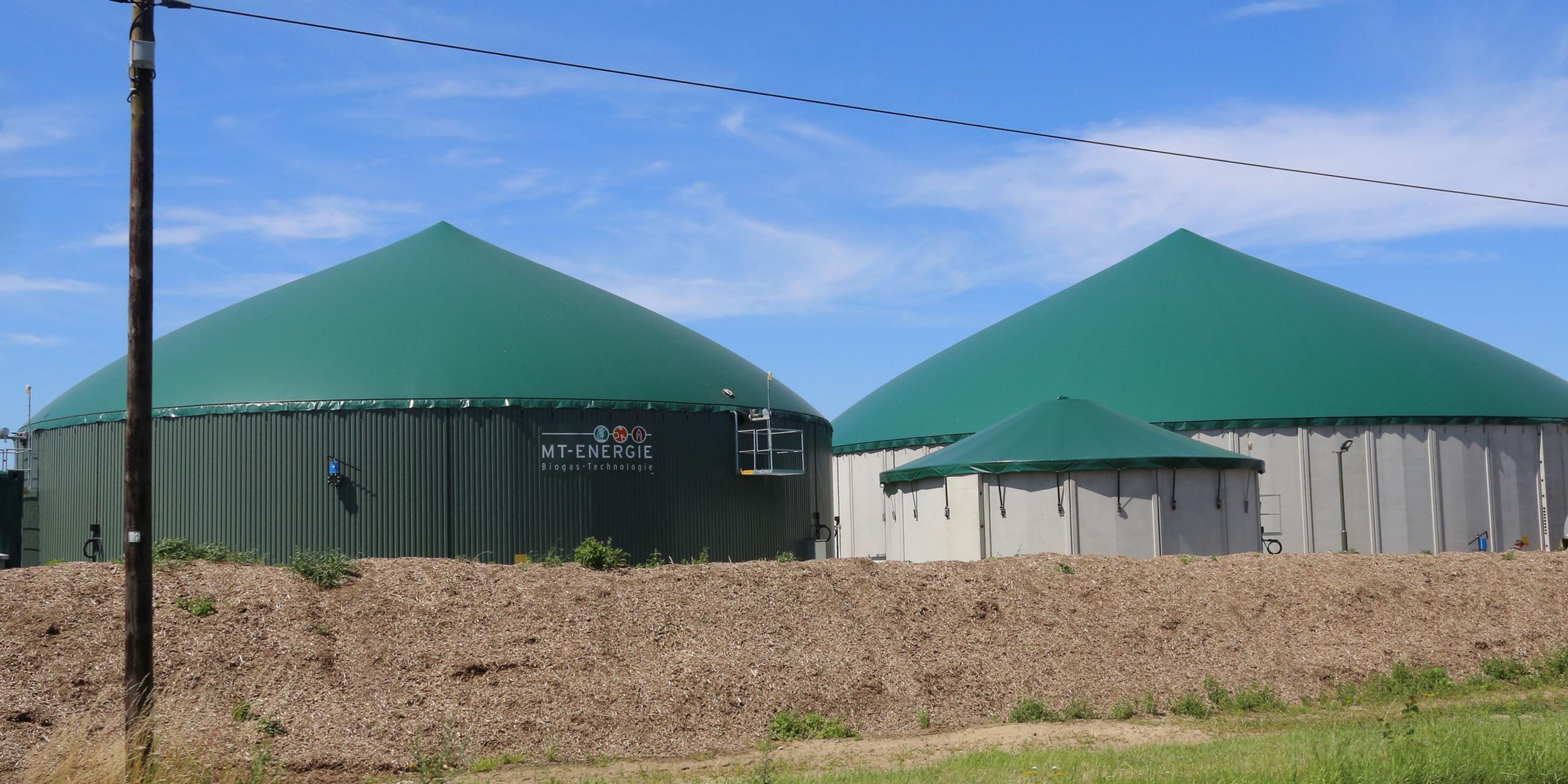 Eine dunkelgrüne Biogas-Anlage