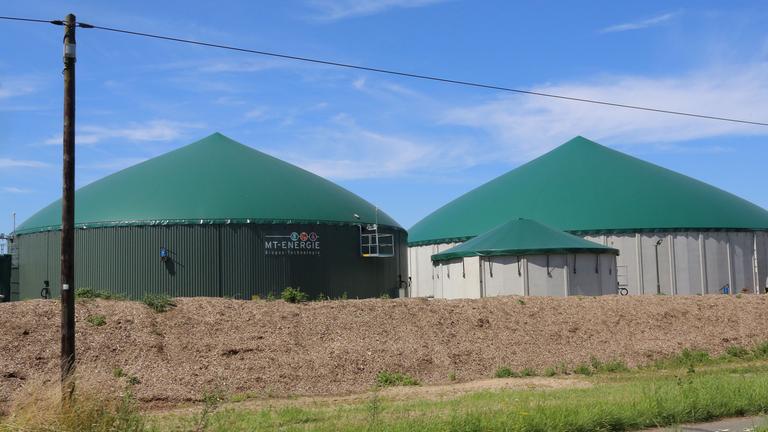 Eine dunkelgrüne Biogas-Anlage