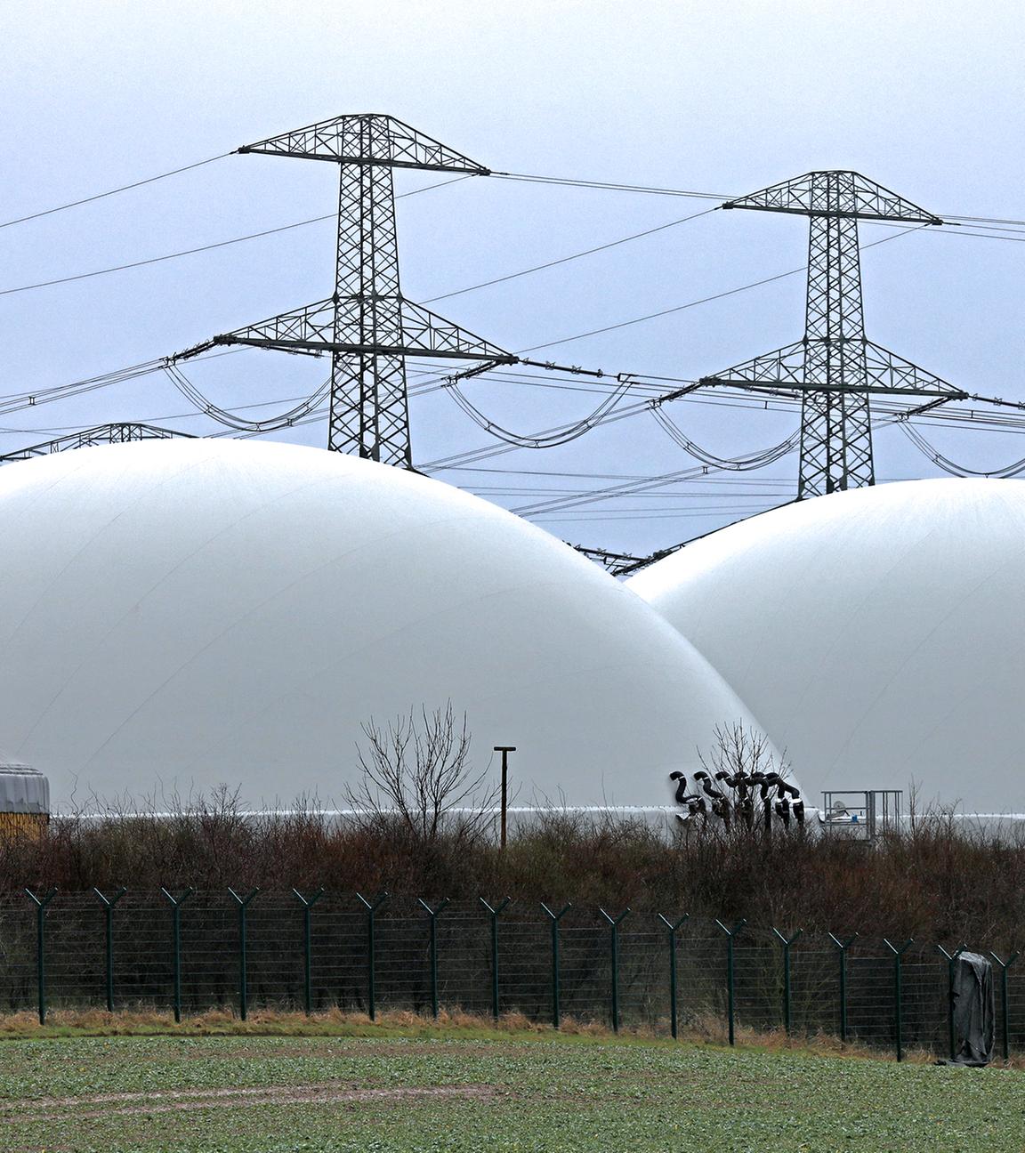 Blick auf die Biogasanlage von Envitec,  im Hintergrund ein Umspannwerk