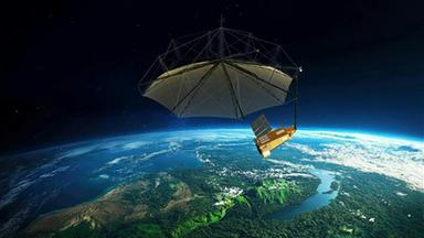 Der ESA-Satellit Biomass schwebt im All über der Erde.