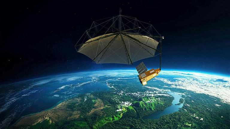 Der ESA-Satellit Biomass schwebt im All über der Erde.