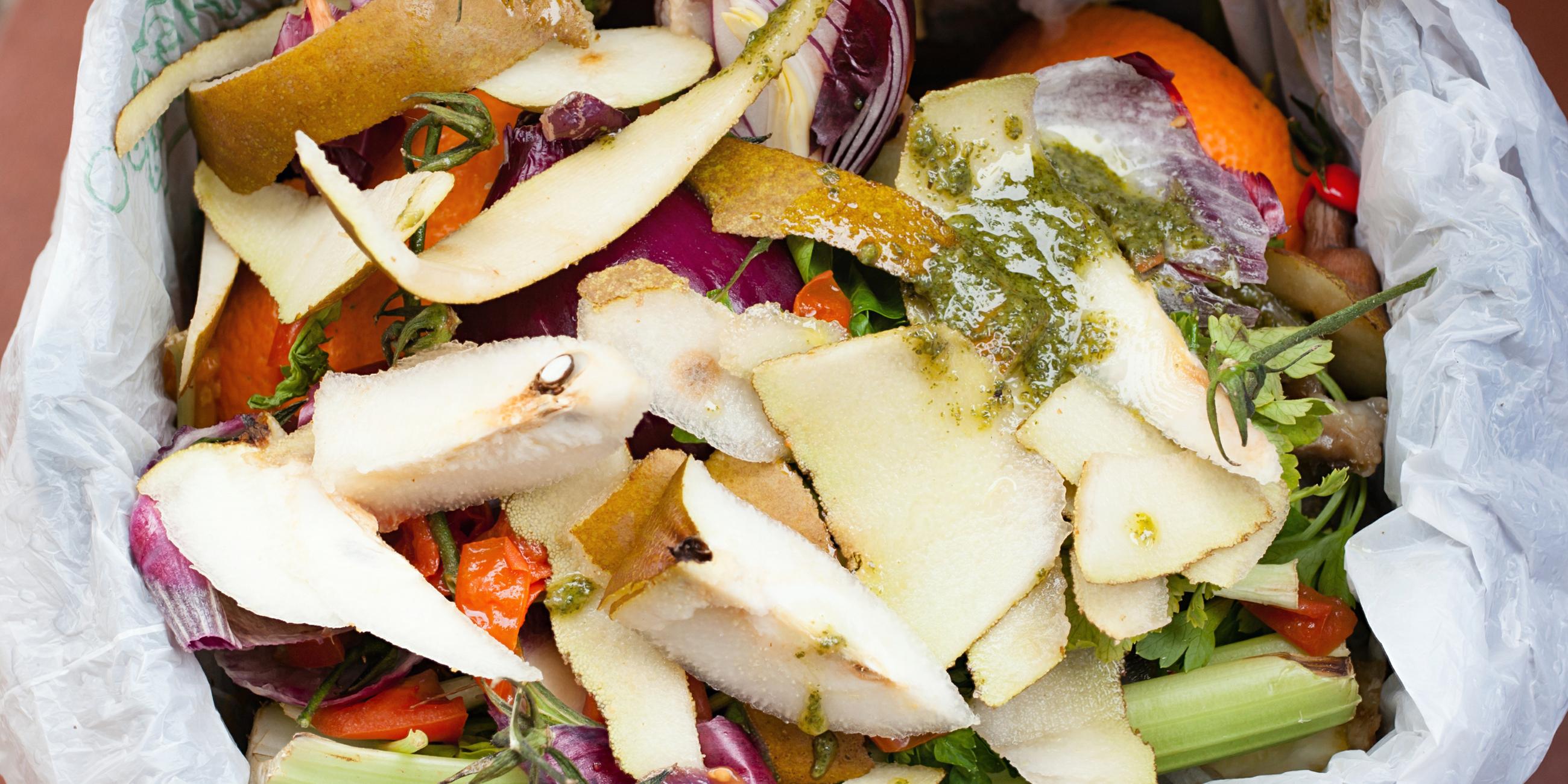 Es ist Biomüll aus Obst- und Gemüseabfällen von oben zu sehen.