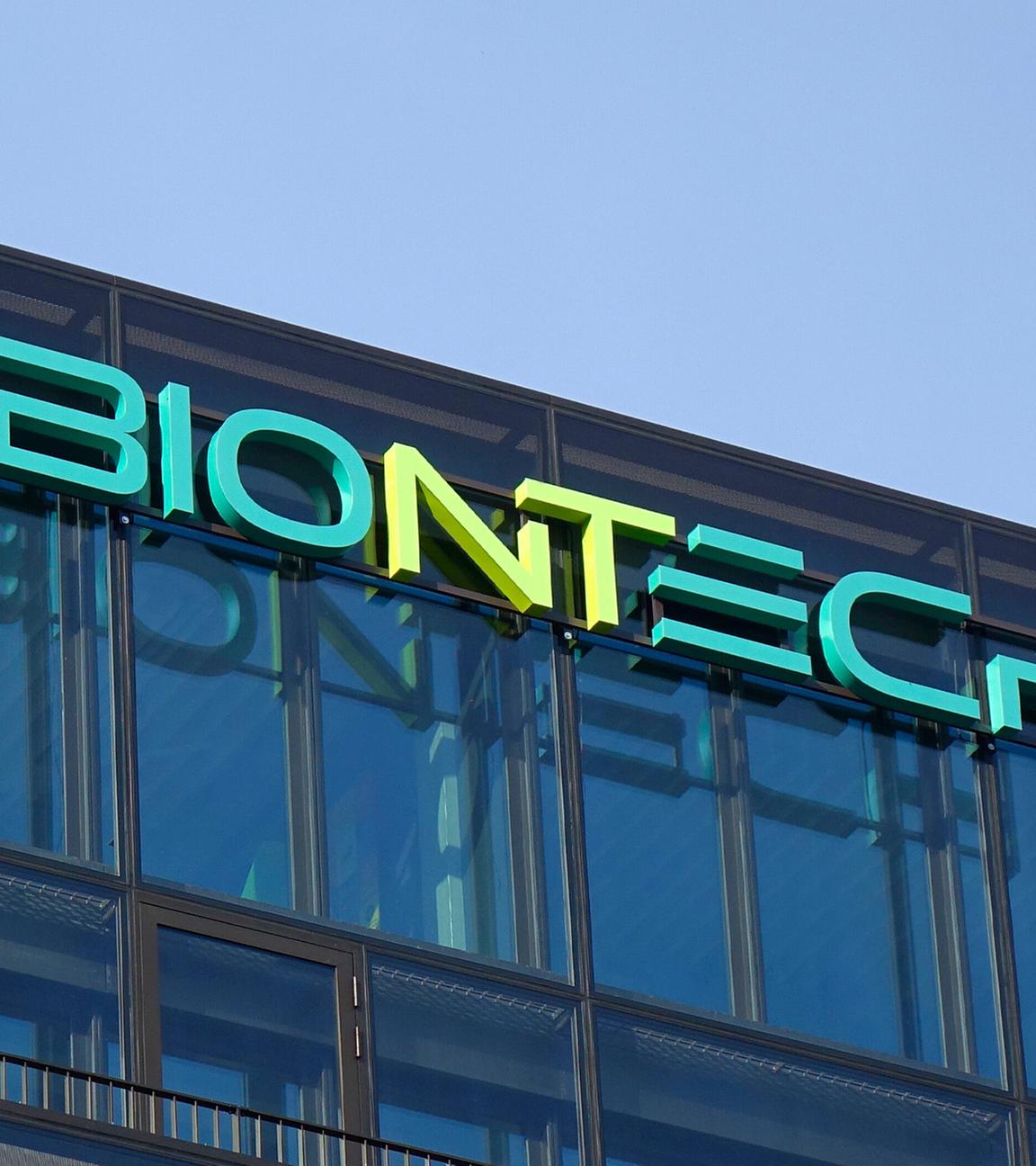 Biontech Schriftzug an der Geschäftstelle von Biontech in Berlin Mitte.