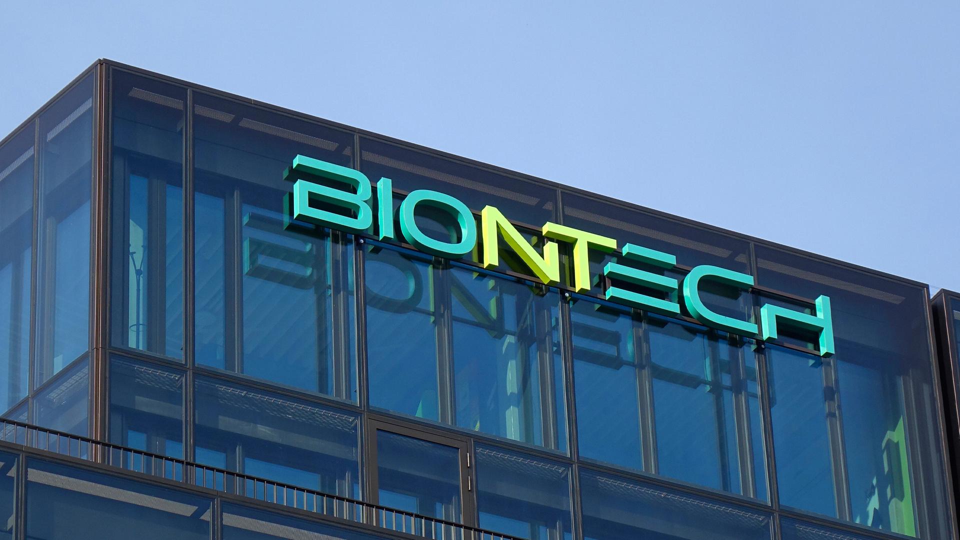 Biontech Schriftzug an der Geschäftstelle von Biontech in Berlin Mitte.