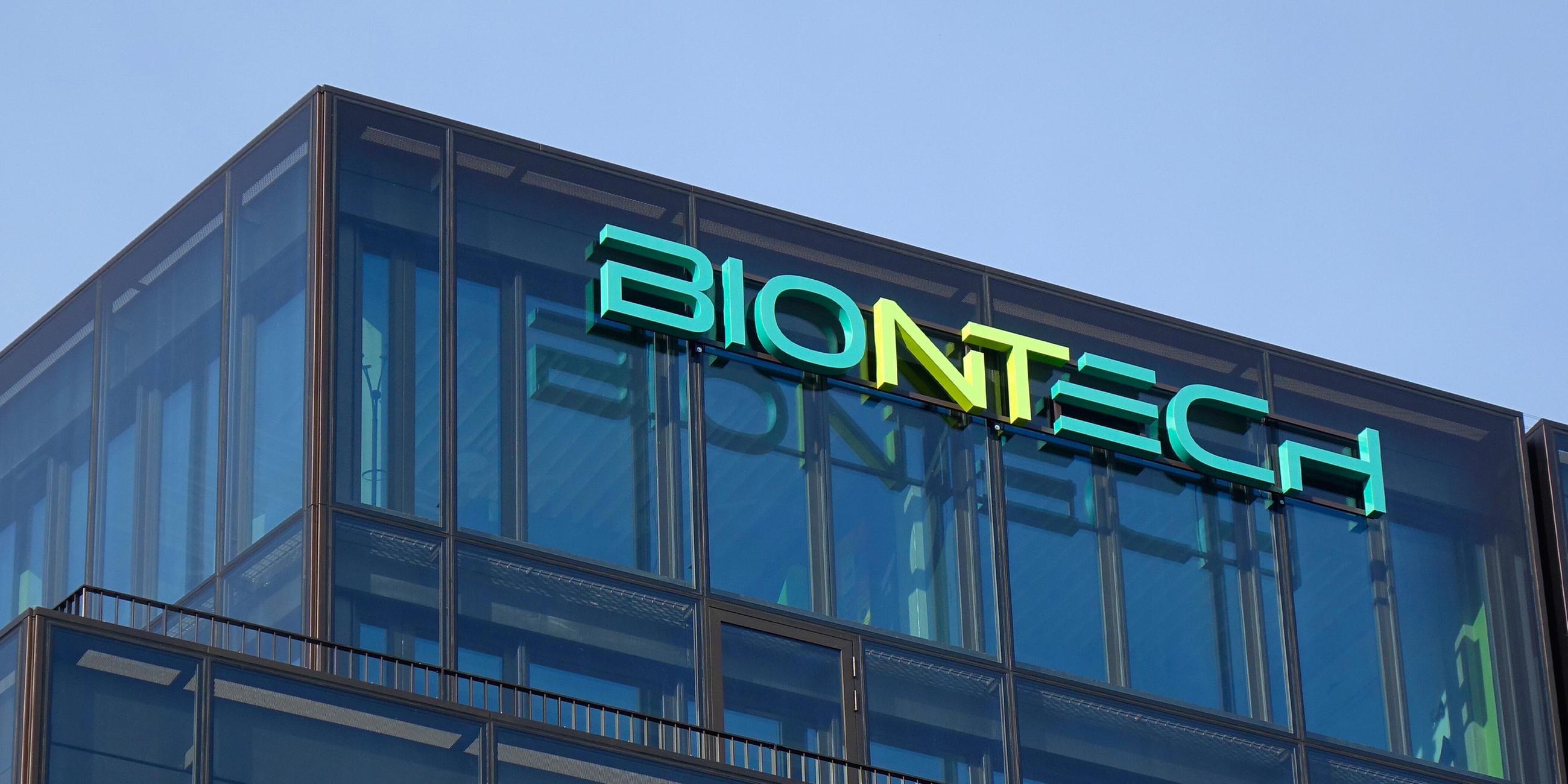Biontech Schriftzug an der Geschäftstelle von Biontech in Berlin Mitte.