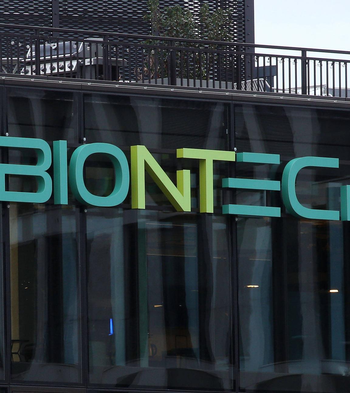 Biontech Schriftzug an der Geschäftstelle von Biontech in Berlin Mitte.