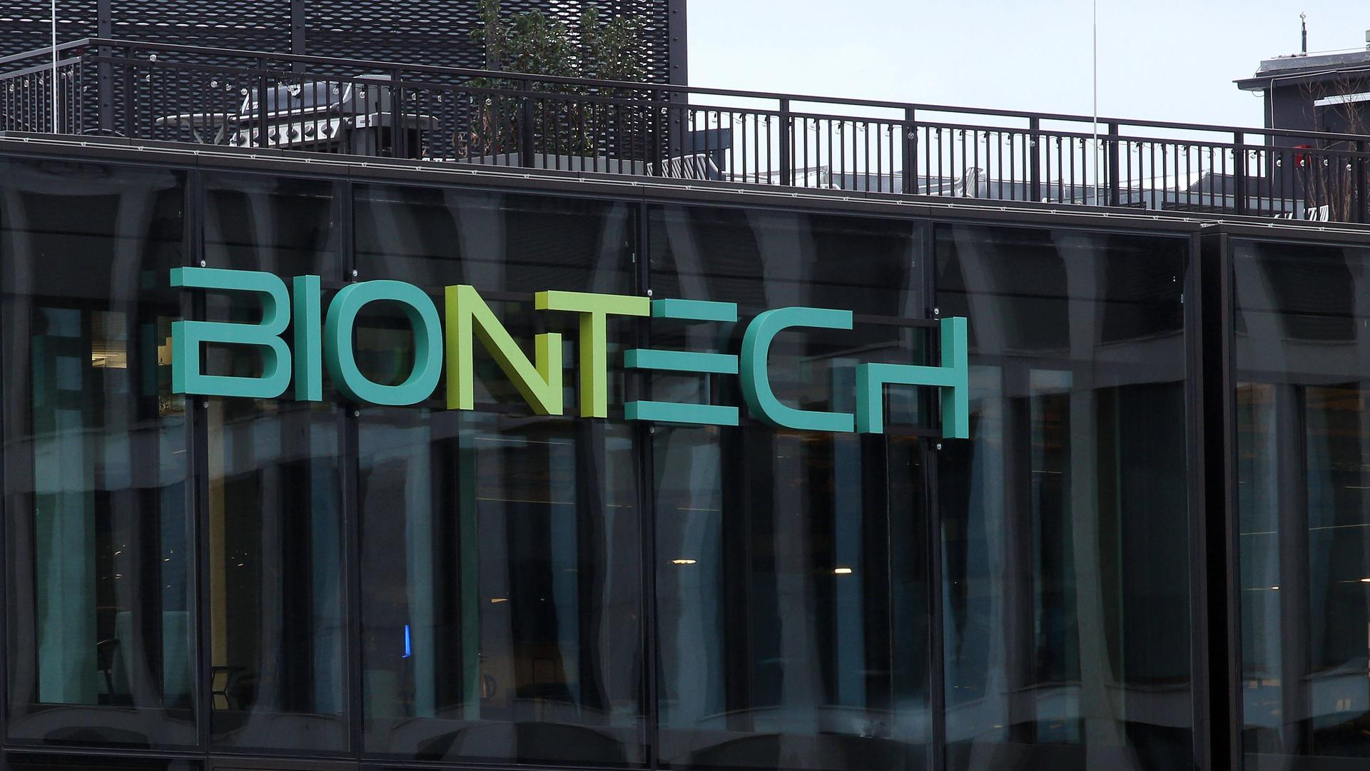 Biontech Schriftzug an der Geschäftstelle von Biontech in Berlin Mitte.