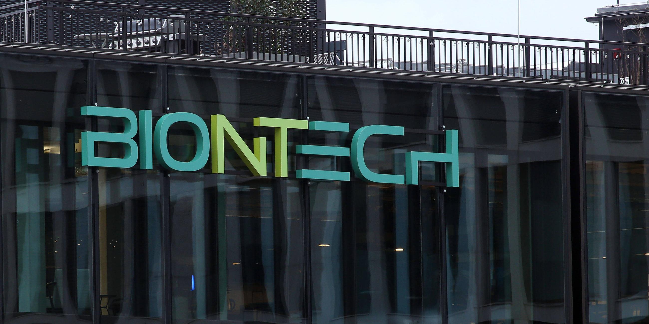 Biontech Schriftzug an der Geschäftstelle von Biontech in Berlin Mitte.