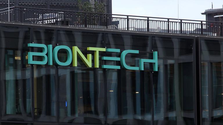 Biontech Schriftzug an der Geschäftstelle von Biontech in Berlin Mitte.