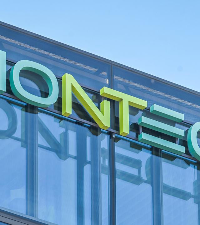 Biontech Schriftzug an der Geschäftstelle von Biontech in Berlin Mitte.