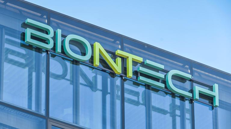 Biontech Schriftzug an der Geschäftstelle von Biontech in Berlin Mitte.