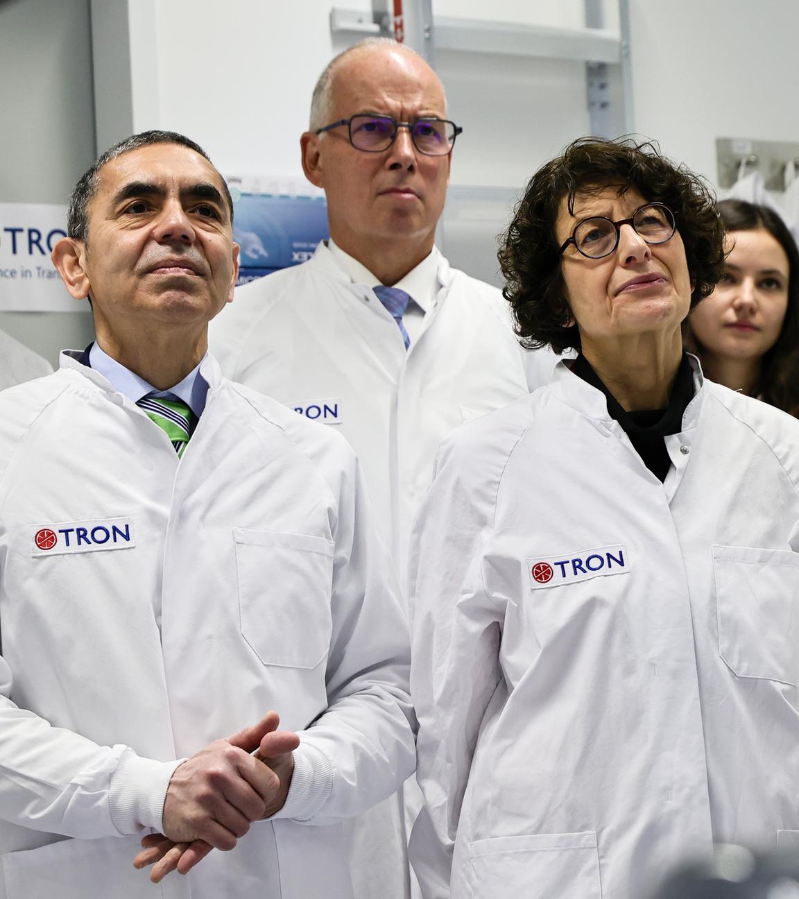 Die Mitbegründer des deutschen Unternehmens BioNTech, Özlem Türeci und Ugur Şahin, sowie Mitarbeiter der Firma TRON während einer Forschungspräsentation im Labor der Firma TRON.
