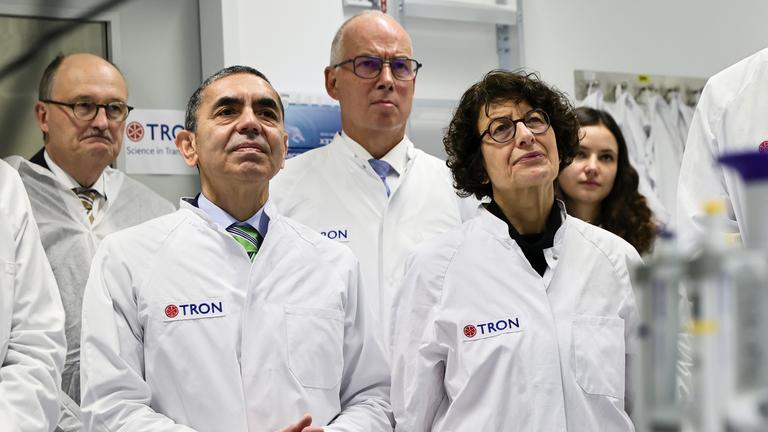 Die Mitbegründer des deutschen Unternehmens BioNTech, Özlem Türeci und Ugur Şahin, sowie Mitarbeiter der Firma TRON während einer Forschungspräsentation im Labor der Firma TRON.