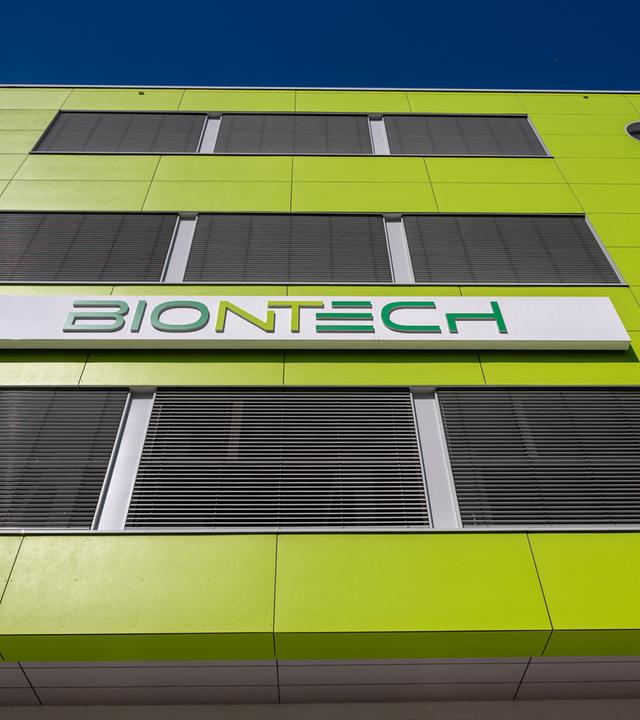 Rheinland-Pfalz, Idar-Oberstein: Das Logo des Biotechnologie-Unternehmens Biontech prangt an einem Gebäude am Standort Idar-Oberstein.