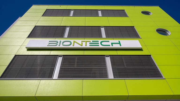 Rheinland-Pfalz, Idar-Oberstein: Das Logo des Biotechnologie-Unternehmens Biontech prangt an einem Gebäude am Standort Idar-Oberstein.
