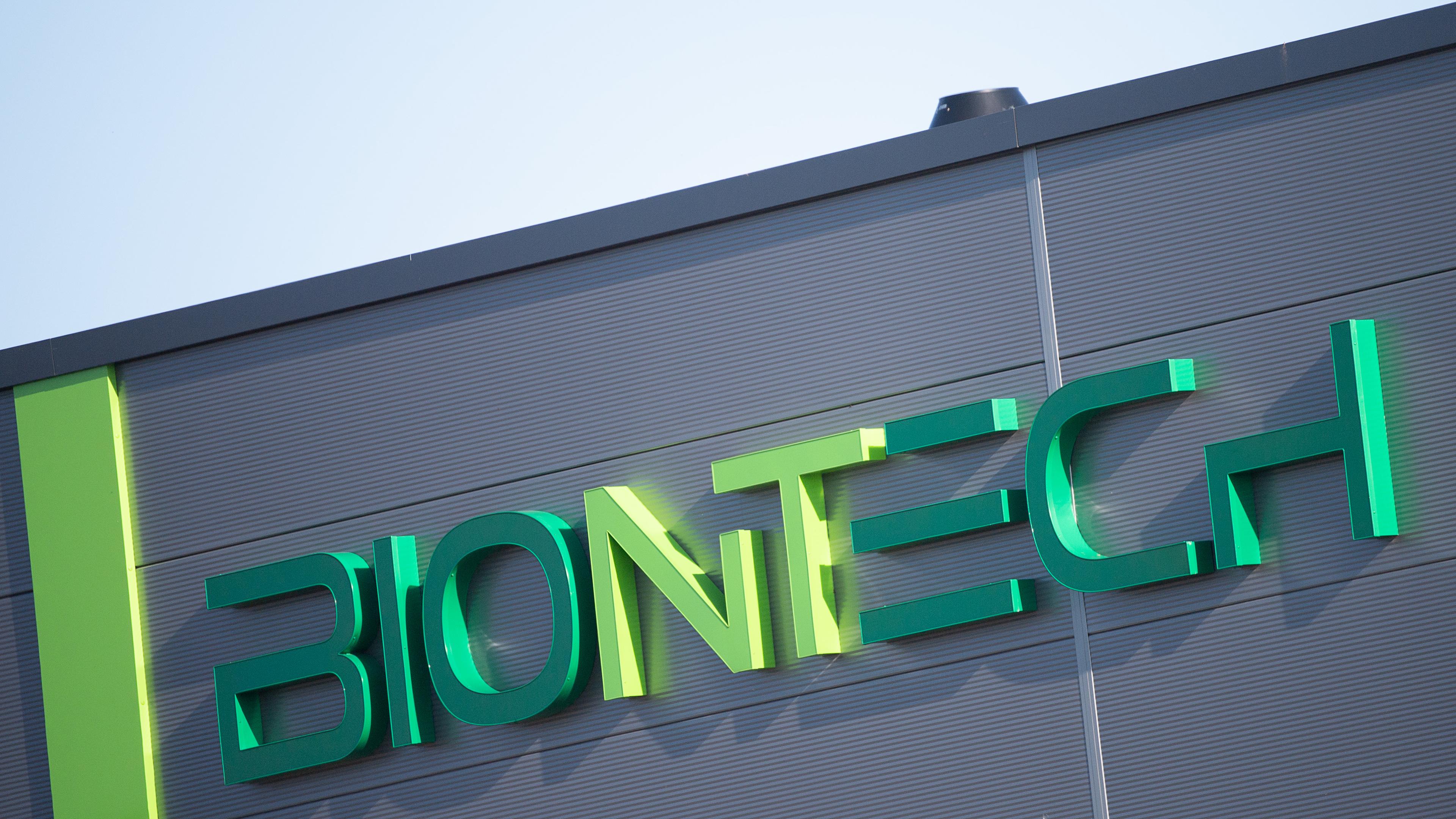 Rheinland-Pfalz, Mainz;: Das Biontech-Logo ist an einem Lagergebäude des Unternehmens zu sehen.