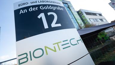Biontech-Logo steht auf einem Schild mit der Adresse "An der Goldgrube 12", 09.11.2021, Rheinland-Pfal
