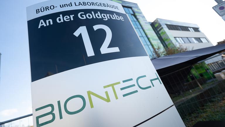 Biontech-Logo steht auf einem Schild mit der Adresse "An der Goldgrube 12", 09.11.2021, Rheinland-Pfal