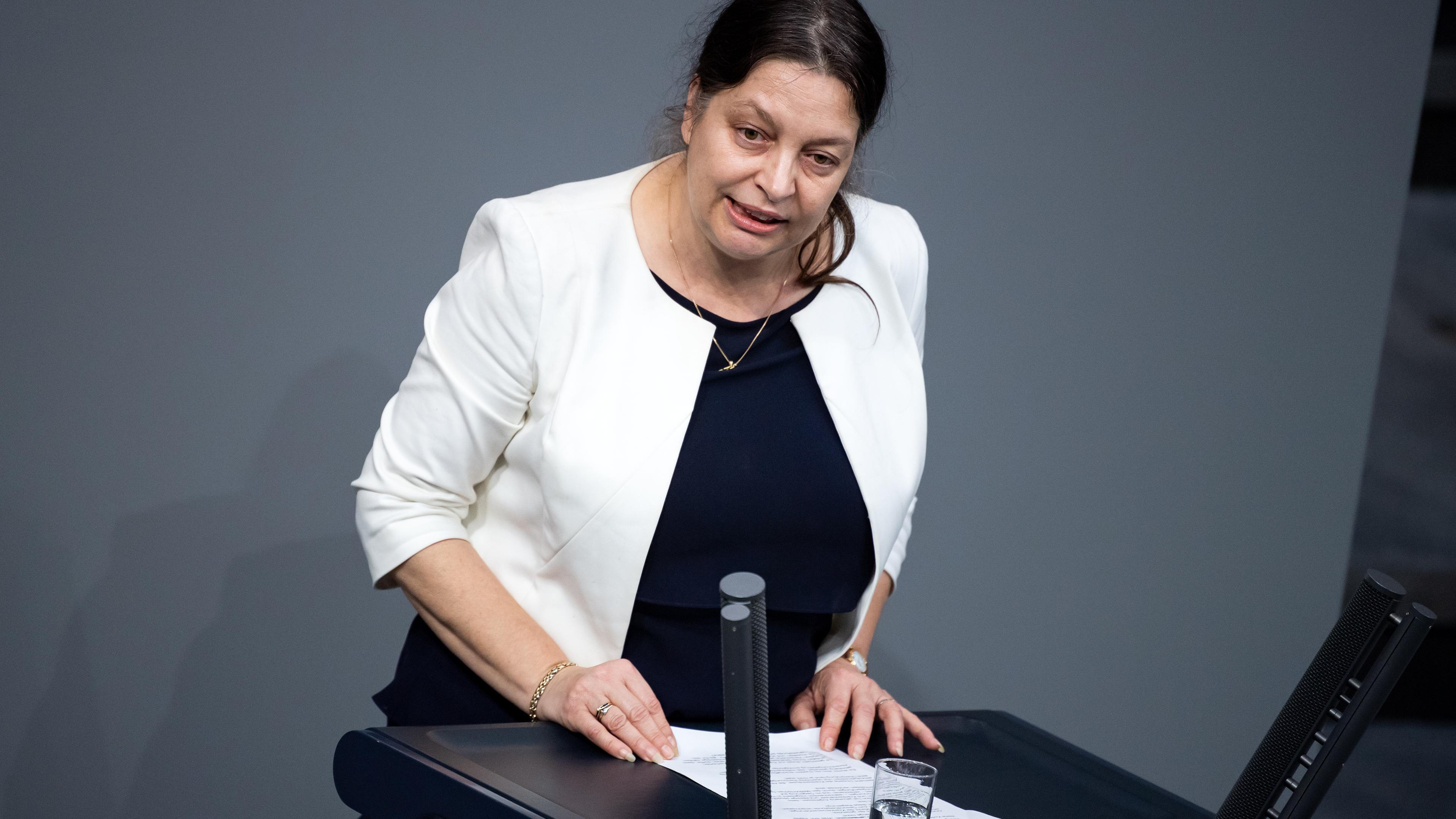 Birgit Malsack-Winkemann, damals Bundestagsabgeordnete der AfD, spricht bei im Deutschen Bundestag.