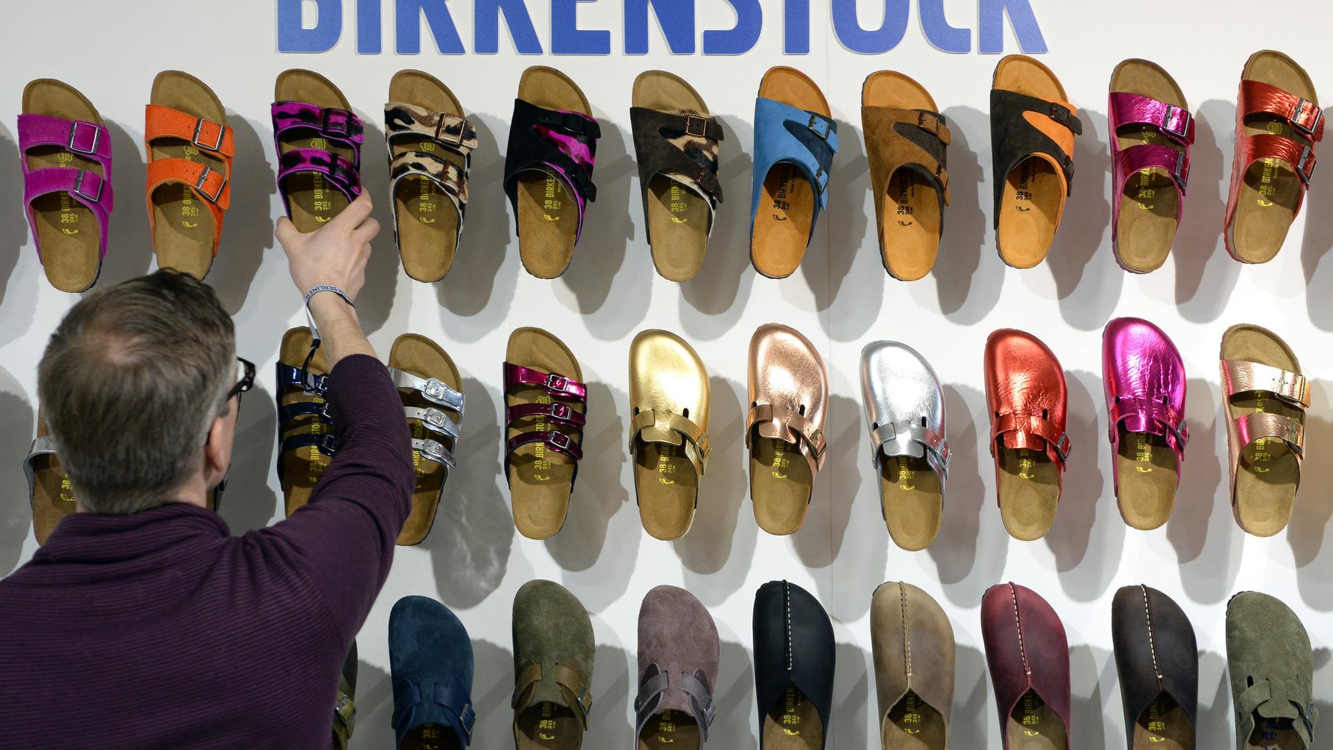 Der Messestand der Firm Birkenstock mit vielen verschiedenen Varationen von Gesundheits-Sandalen.