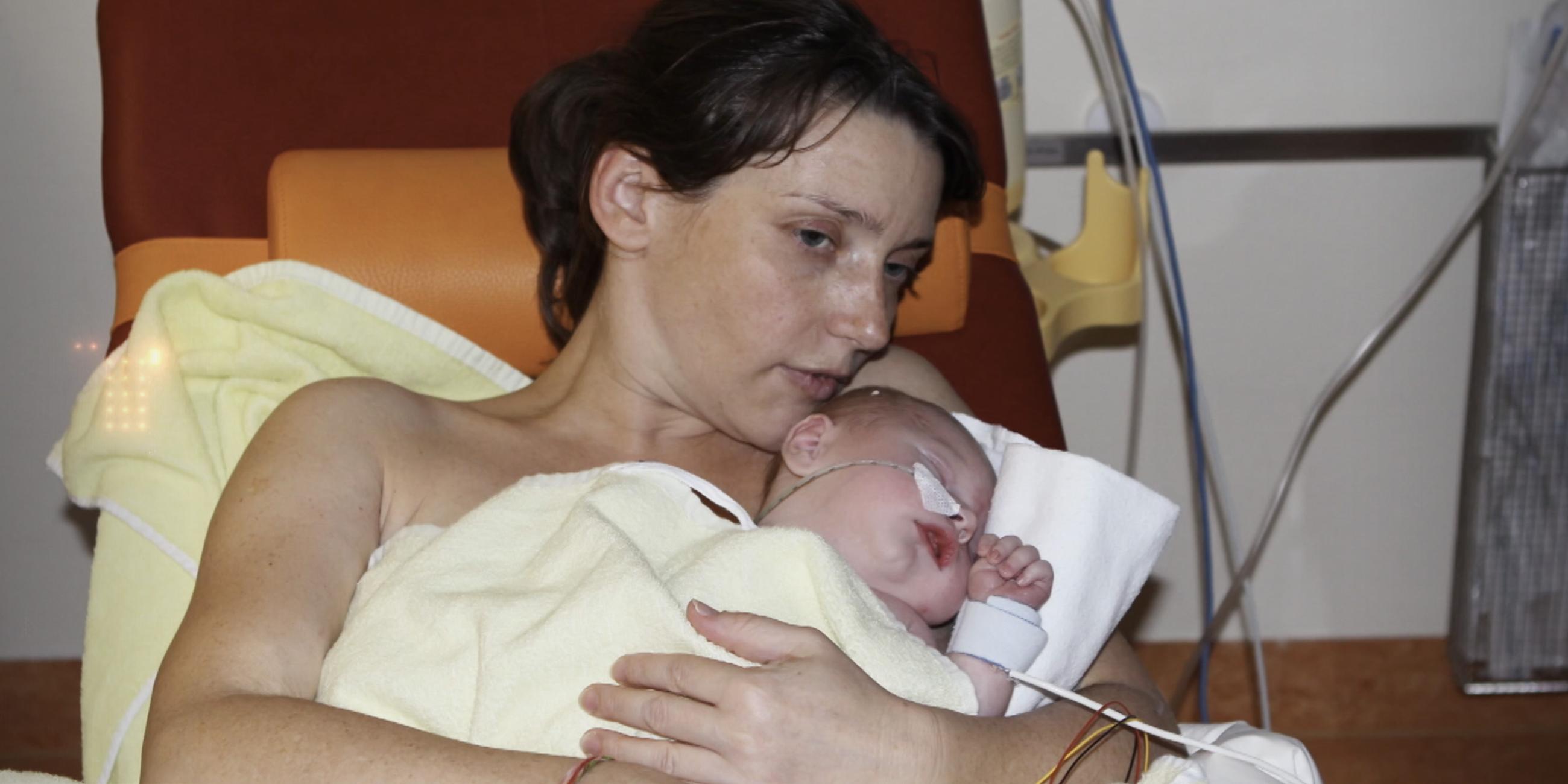 Birthe Wolter mit ihrem Neugeboren Kind.