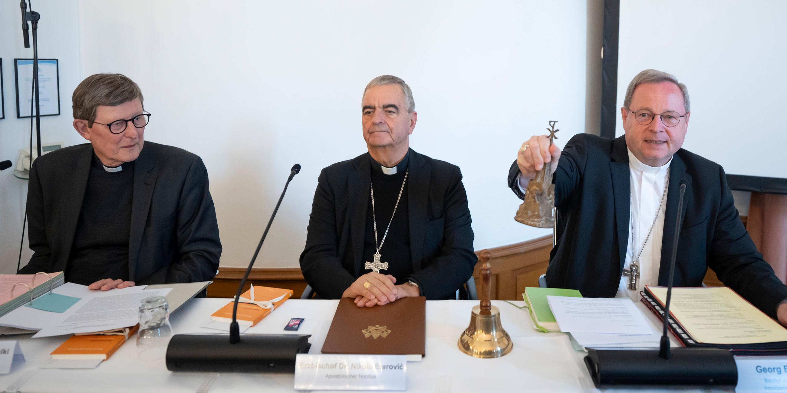 Eröffnung der Herbstvollversammlung der DBK am 22.09.2025 in Fulda mit Kardinal Woelki, Apostolischem Nuntius Eterovic und DBK-Vorsitzendem Bischof Baetzing.