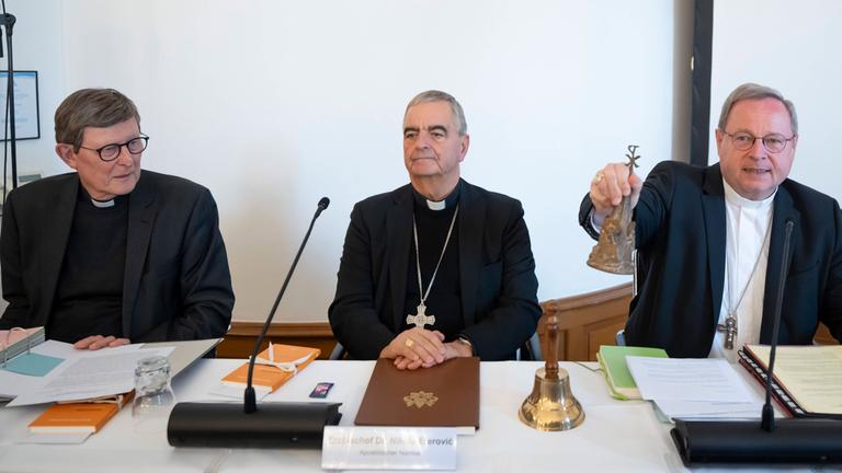 Eröffnung der Herbstvollversammlung der DBK am 22.09.2025 in Fulda mit Kardinal Woelki, Apostolischem Nuntius Eterovic und DBK-Vorsitzendem Bischof Baetzing.