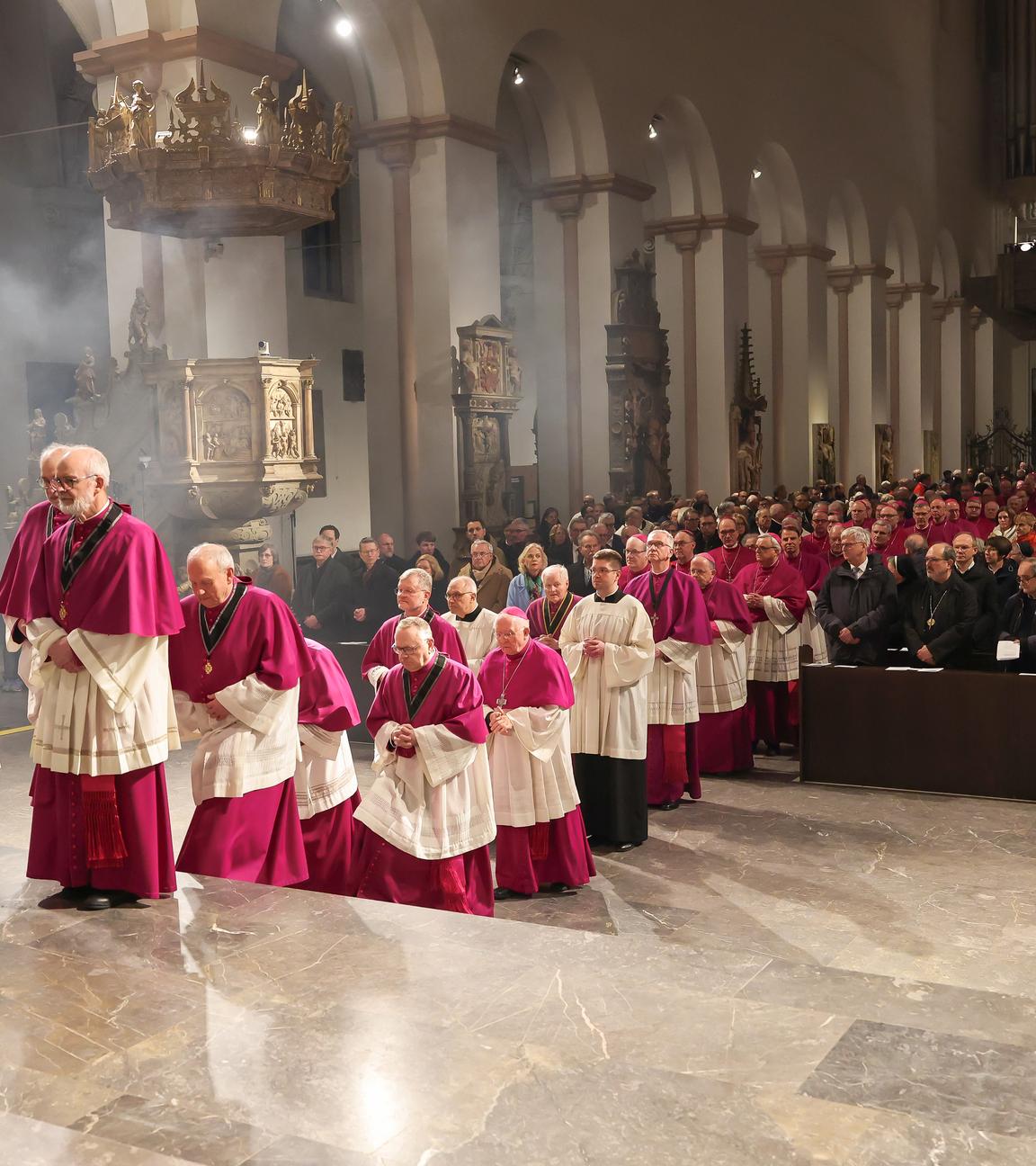 Beim Eröffnungsgottesdienst zu Beginn der Frühjahrsvollversammlung der Deutschen Bischofskonferenz ziehen die Bischöfe in den Kiliansdom in Würzburg ein.