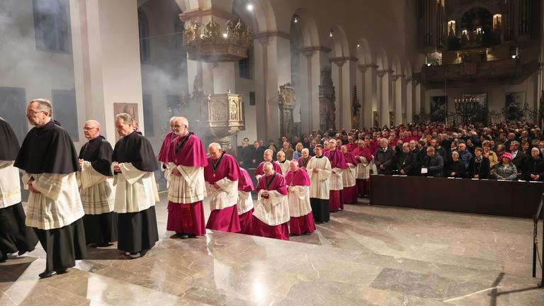 Beim Eröffnungsgottesdienst zu Beginn der Frühjahrsvollversammlung der Deutschen Bischofskonferenz ziehen die Bischöfe in den Kiliansdom in Würzburg ein.