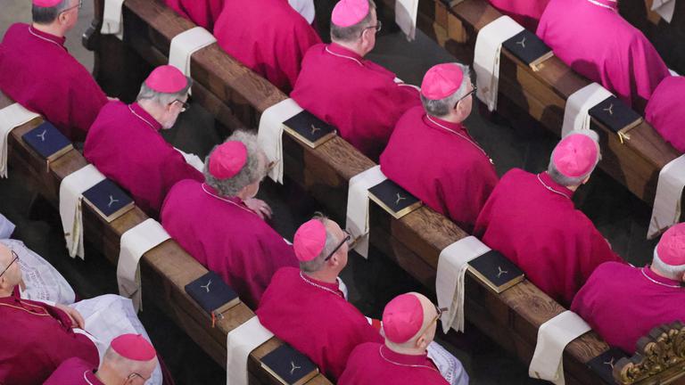Bischöfe auf der Bischofskonferenz in Fulda 