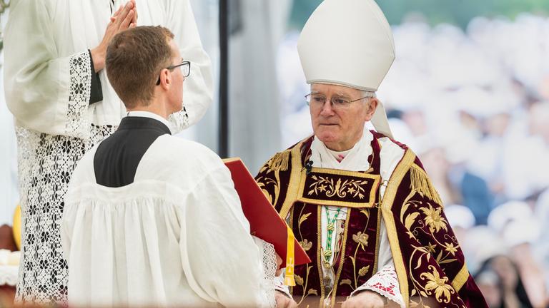 Bischof Bernard Fellay, ehemaliger Generaloberer der Priesterbruderschaft St. Pius X. (SSPX), zelebriert die Messe anlässlich der Bischofsweihe mehrerer Priester in Ecône bei Sitten (Schweiz)