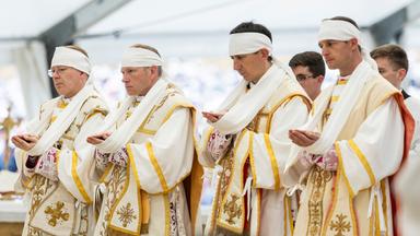 Die Priester Pascal Schreiber (v.l. Schweiz), Michael Goldade (Vereinigte Staaten), Michel Poinsinet de Sivry (Frankreich) und Marc Hanappier (Frankreich), werden in Ecône im Rahmen einer von der Priesterbruderschaft St. Pius X. (SSPX) organisierten Pontifikalmesse zum Bischof geweih