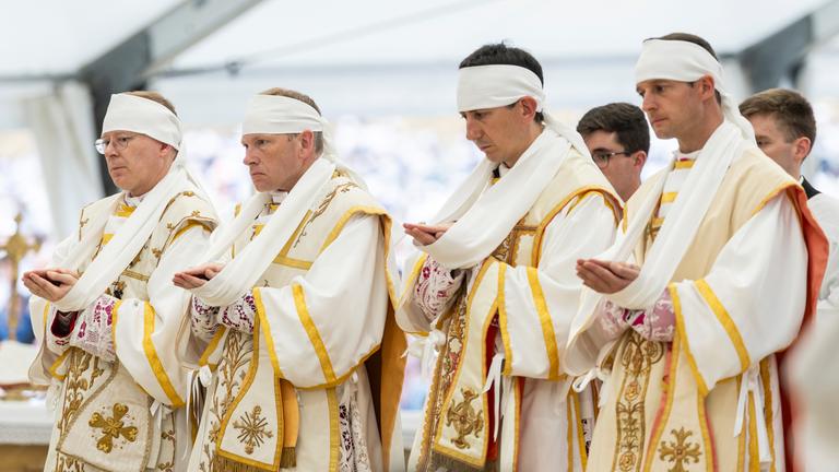 Die Priester Pascal Schreiber (v.l. Schweiz), Michael Goldade (Vereinigte Staaten), Michel Poinsinet de Sivry (Frankreich) und Marc Hanappier (Frankreich), werden in Ecône im Rahmen einer von der Priesterbruderschaft St. Pius X. (SSPX) organisierten Pontifikalmesse zum Bischof geweih