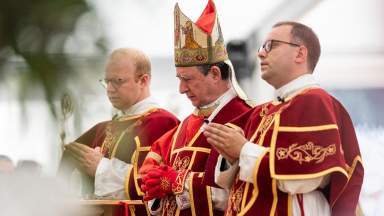 Alfonso de Galarreta (Mitte) aus Spanien, Bischof der Bruderschaft St. Pius X., spendet Priestern während einer Messe in Ecône (Schweiz) am 01.07.2026 die Bischofsweihe.