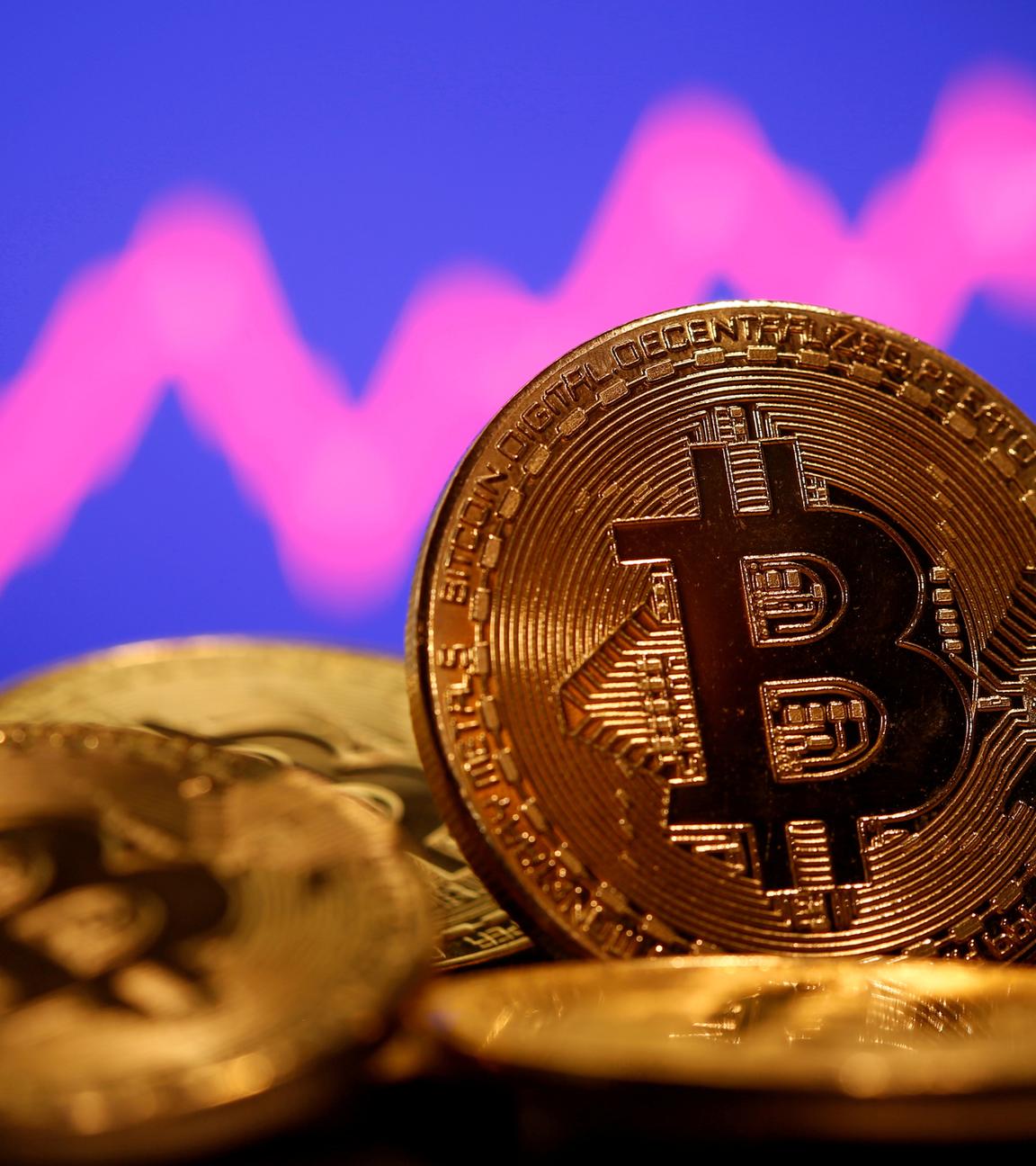 Eine Bitcoin-Münze steht vor einer virtuell steigenden Kurve