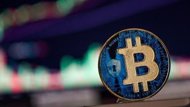 Ein symbolhafter Bitcoin steht vor steigenden Kurswerten der Kryptowährung